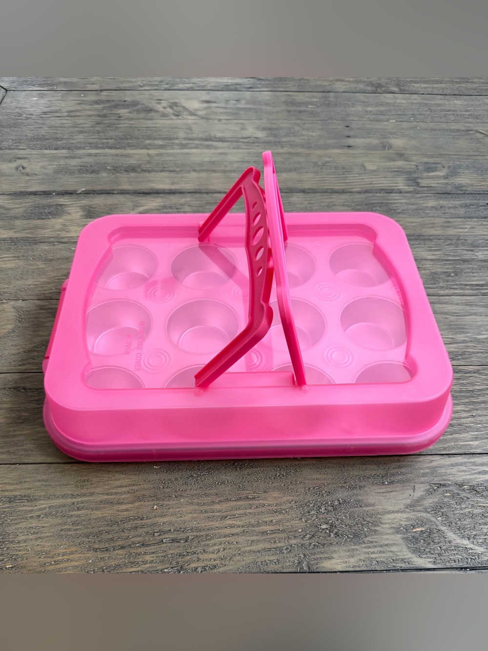 12 cupcake aluminum cooking pan with locking carry case lid.
New-pink